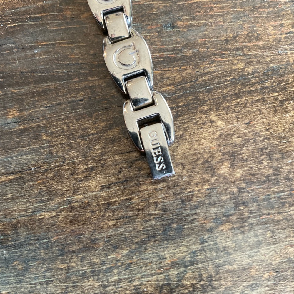 GUESS Silver Tone Logo Link Bracelet Watch Women’s Y2K Fashion Watch - Picture 3 of 5
